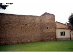 Pôvodné mestské opevnenie z dvora kláštora piaristov