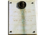 Pamätná tabuľa na stene kláštora venovaná pamiatke Gyula Krúdyho