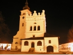 Kostol so zvonicou v noci